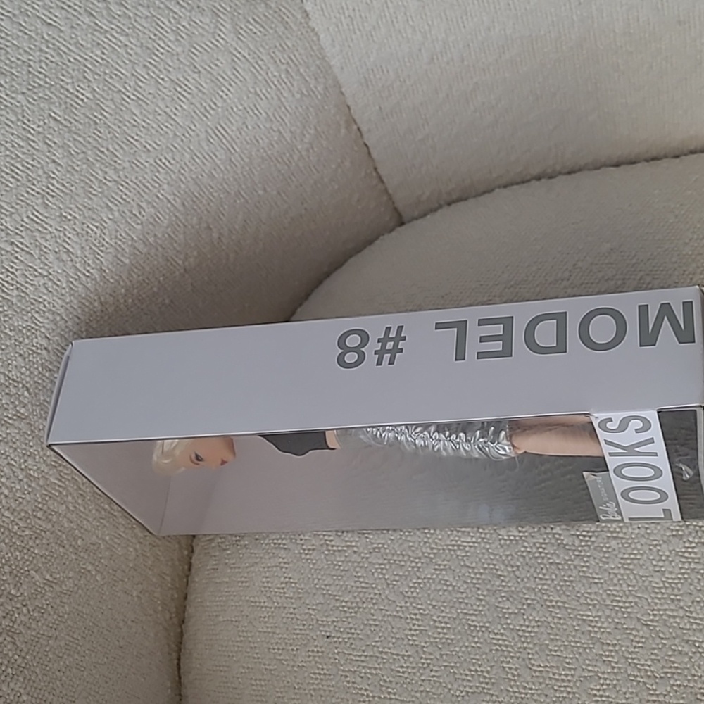 NIB - Barbie Signature Looks Model #8 Doll, Platinum Hair - Picture 5 of 6